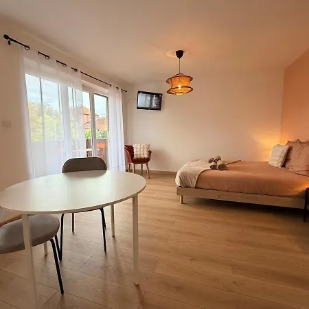 Le Clos Des Roses アパート